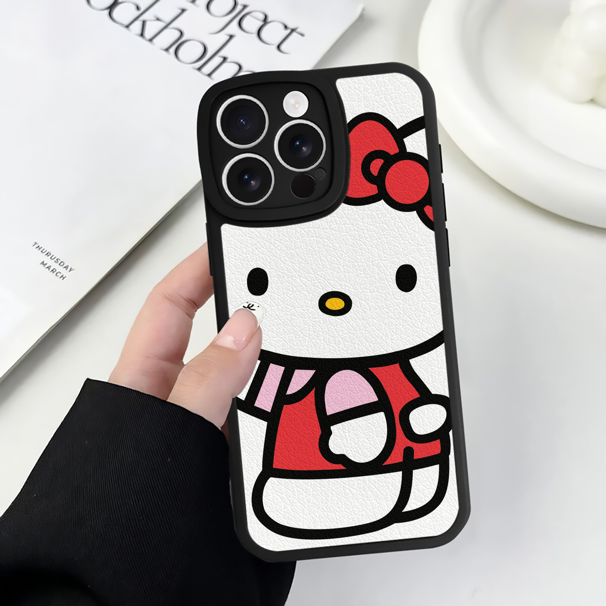 （画像用） Hello Kitty ハローキティ 【iPhone 16シリーズ対応】シリコンスマホケース（レザー調） 材質：シリコン